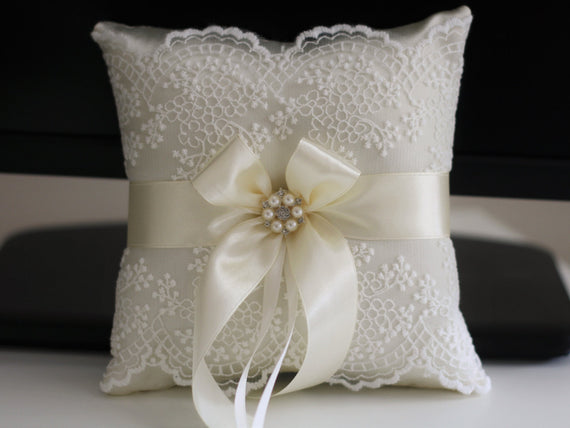 Ivory Ring Bearer Pillow / Ivory Ring Cushion / Ivory wedding pillow / Lace ring Bearer \ Ivory Lace Pillow \ Lace Brooch Bearer pillow