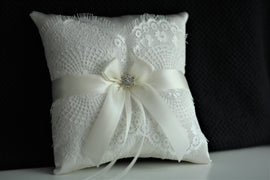 White Ring Bearer Pillow and Flower Girl Basket \ Off-white Lace Wedding Ring Holder \  Brooch Pillow \ Wedding Ceremony Accessory