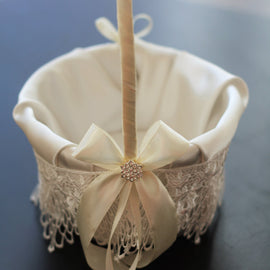 Ivory Flower Basket \ Ivory Lace Wedding Flowed Girl Basket, Wedding Ceremony Basket \ Flower Petals Basket \ Lace Cream Ivory Brooch Basket