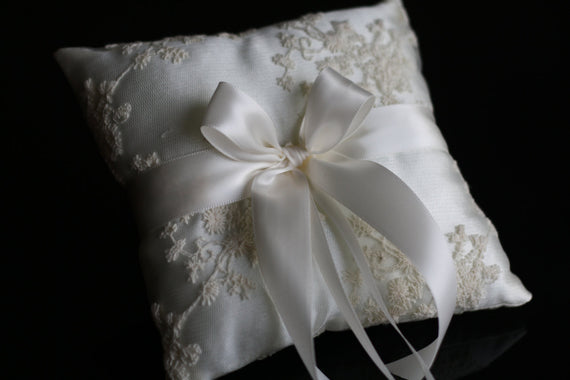 Ivory Ring Bearer Pillow \ Lace Wedding Bearer Ring Holder \ Ivory Satin Bearer, Lace Ring Pillow, Ivory Wedding Pillow, Lace Wedding Pillow